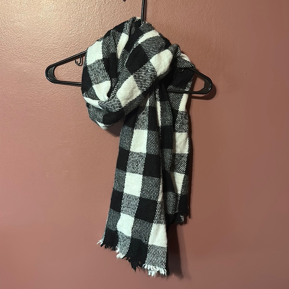 Black & white plaid scarf.